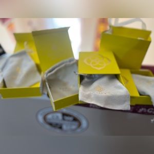 4 Empty KENDRA SCOTT yellow presentation gift boxes w/ velvet pouches & gift bag